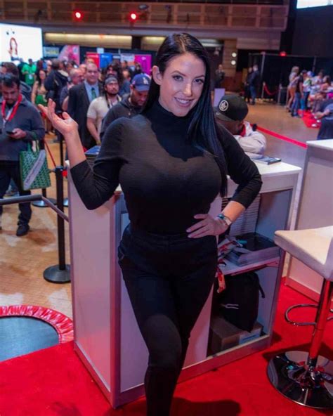  Angela White's Body Measurements and physique
