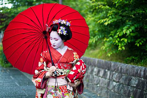 Geisha Kyd's Choices: Balancing Tradition and Modernity