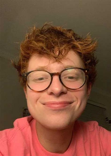 Get to know Cavetown's age, height, and figure