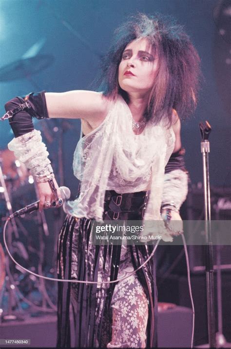 Mastering the Stage: The Enchanting Performances of Siouxsie Sioux