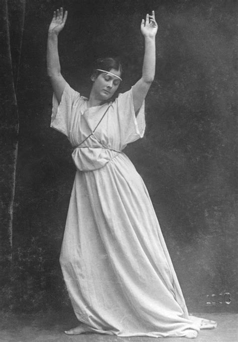 Revolutionizing Dance and Challenging Convention: Isadora Duncan's Impact
