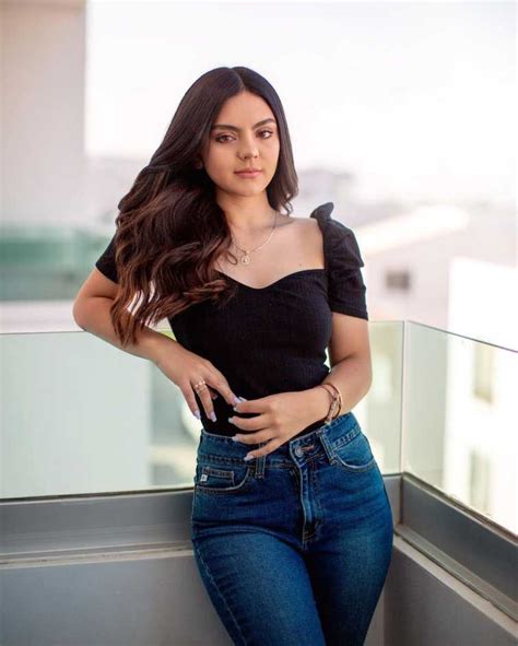 Unveiling Eve Navarro's Age, Height, and Enviable Figure