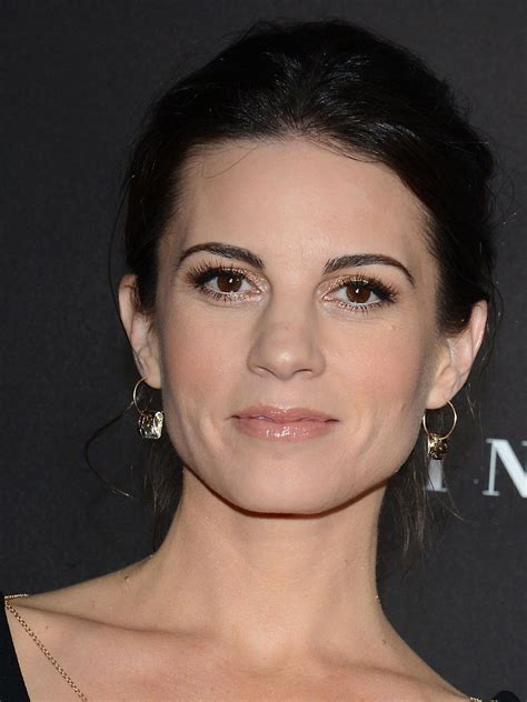 Unveiling Leah Cairns' Age, Height, Figure, and Physical Appearance